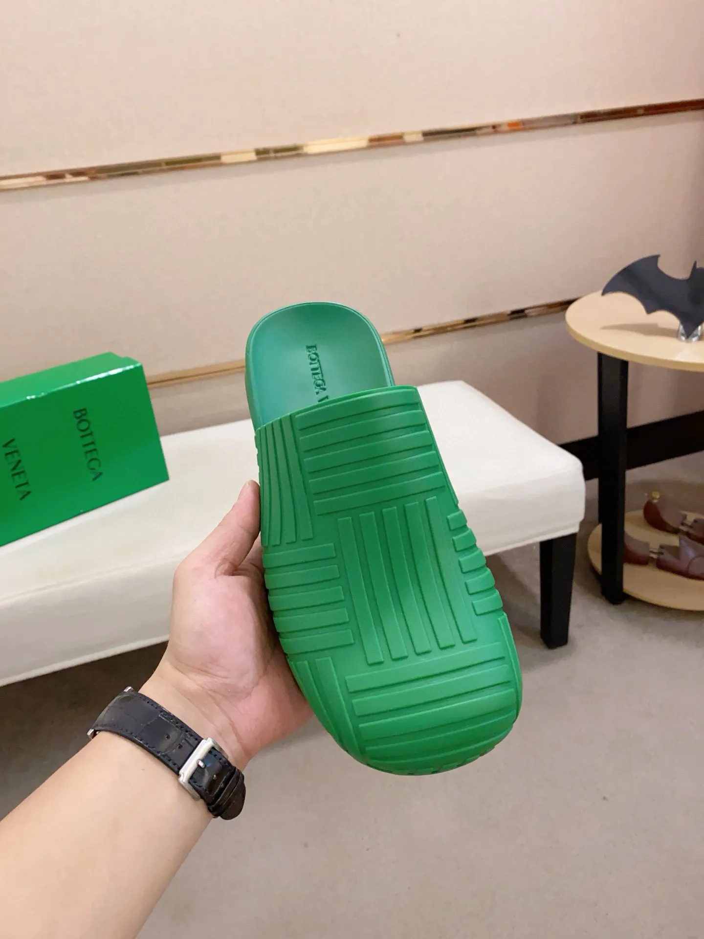 Men's shoes💰: 340💰Couple style👫【BV~Bottega Veneta】Trendy new slippers are on the market, the same style as the official website. Counter quality [strong][strong][strong] Selected rubber fabrics, high-end atmosphere, super cost-effective model. Original wear-resistant rubber outsole. Fine workmanship. The upper layer of materials is used. The quality is visible. Shoe size: Female 36-40. Male 38-46